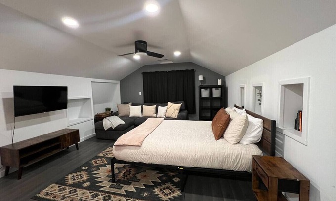 Snoqualmie House | The Barn ~Cozy escape & walking distance to town!