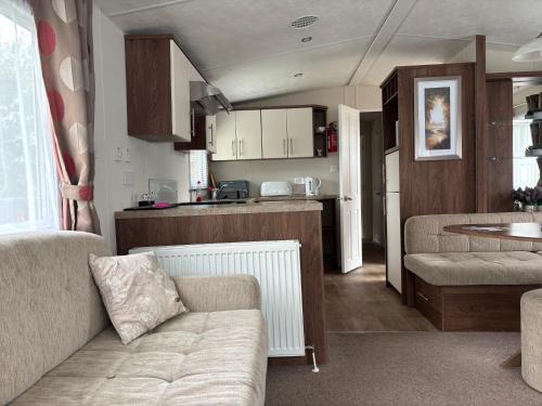 Aberystwyth House | The Bay Pearl 2 Bedroom Elegant Pet Free Stay at Clarach