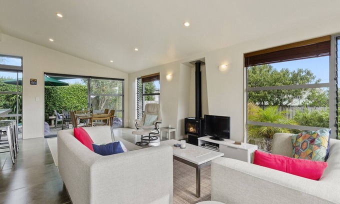 Ruakaka Cottage | The Beach House - Ruakaka Holiday Home