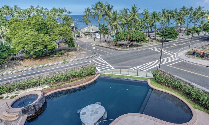 Kahaluu Bay House | The Beach Villas w/Pool Hot Tub & A/c!