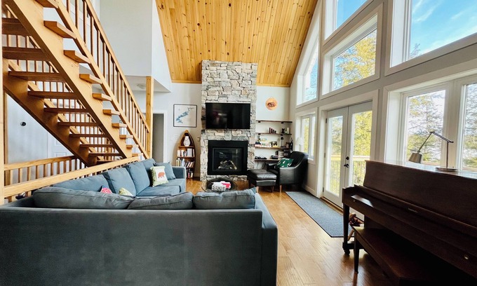 Dysart et al Cottage | The Bear Cave Cottage on Little Kennisis Lake -Lake front fun, spacious property