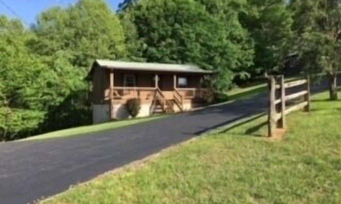 Byrdstown Cabin | The Bear's Den/Dale Hollow Lake/Eagle Cove/Star Pointe