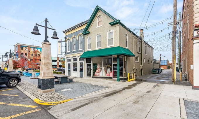 New Albany Apartment | The Betty - Entire rental unit in New Albany, Indiana Sleeps 8