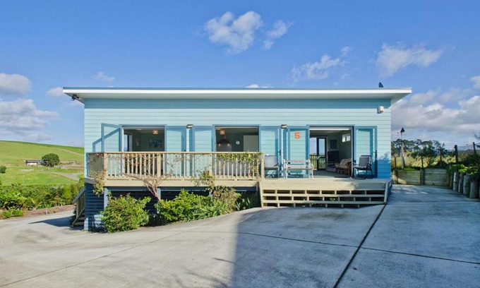 Waipu House | The Blue Cottage with WiFi- Waipu Holiday Home