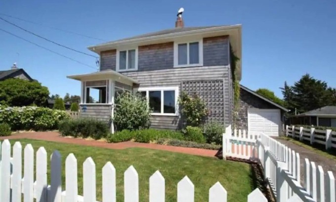 Gearhart House | The Blue Door Beach Cottage: 4 BDRM/2 Bath/Large Yard, Dog Friendly
