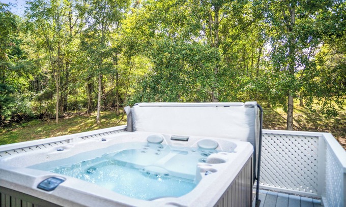 Lexington Bed & Breakfast | The Blue Ridge Cottage is a second floor room steps from the Main Inn. It has its own private deck and entrance which offer wooded and valley views. This cottage has a private 4 person Sundance Spa tub, and an outdoor propane fire pit. It features a