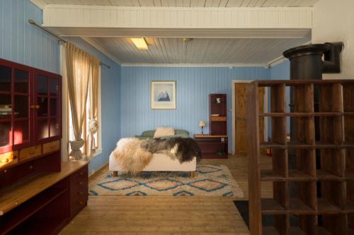Vestre Slidre Apartment | The blue room at Vevstogo - cosy with a mesmerizing view, sauna and eco living in an old school house