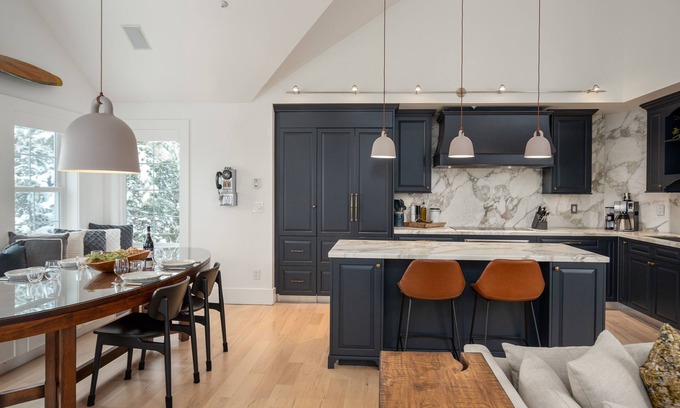 Blueberry Hill House | ❄︎The Bluebird❄︎ | 2 BR + Loft Luxury Townhome l Mountain Views
