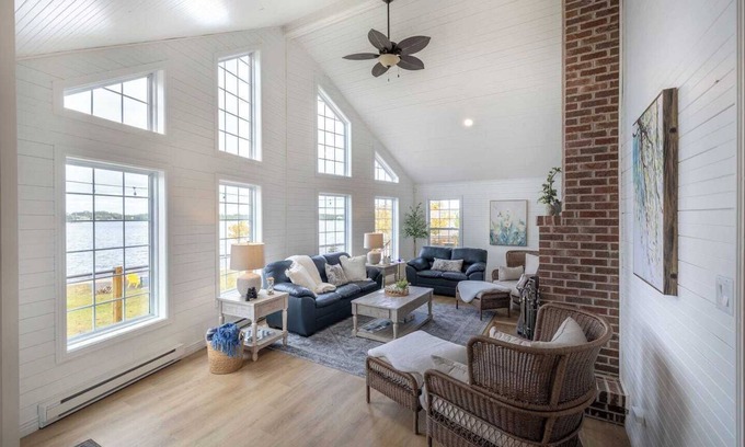 Brigus Junction Cottage | The Bluebird Cottage | Lake Front | 4Bdrms