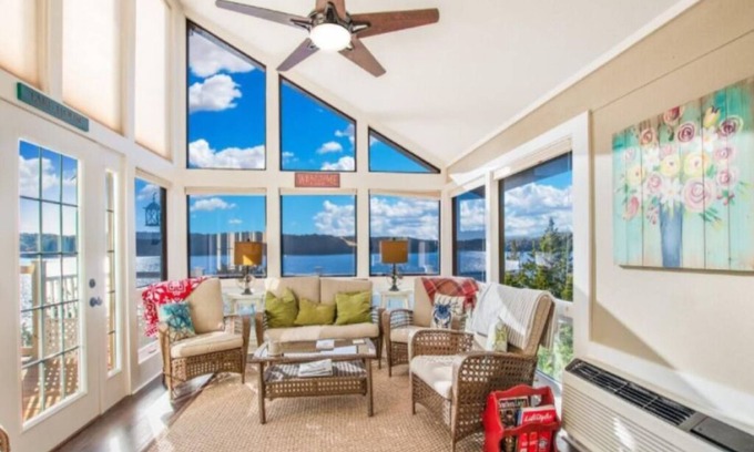Osage Beach House | The Bluff House at Margaritaville Resort-180 Degrees of Lakefront & Hot tub