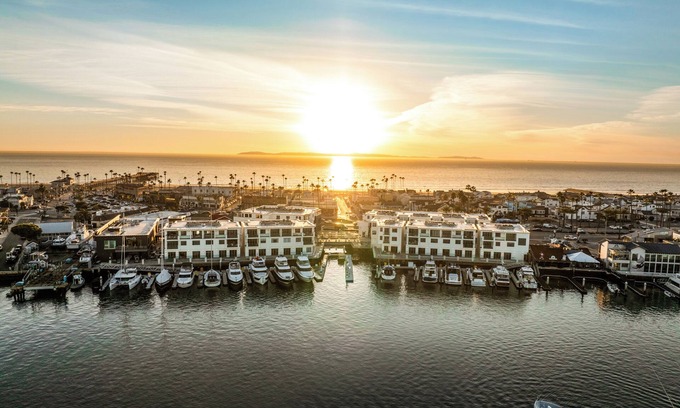 West Newport Villa | The Boardroom Residence at Peninsula Village