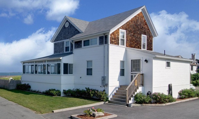 Camp Ellis House | The Boathouse Cottage is a beachfront family retreat