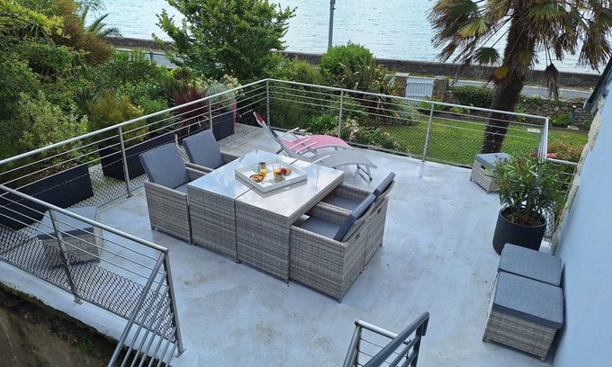 Reville Apartment | The bookstore, beachfront house facing Tatihou island, feet in the water !