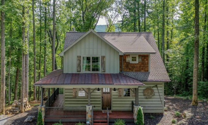Frank House | The Boulders at Linville Falls Mountain Club - hot tub,screened porch, fire pit, Disc Golf