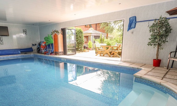Pantymwyn Apartment | THE BRACKENS, romantic, with pool in Pantymwyn