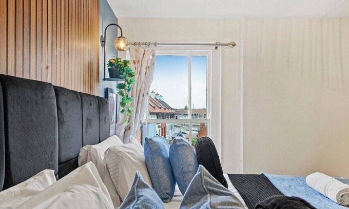Bristol Floating Harbour Apartment | The Bristol Harbourside Apartments - Sleeps 16