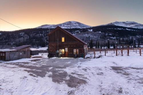 Alma House | The Bross Ranch Cabin - Open Floor Plan! 10Mi to Ski Breck! Hot Tub!