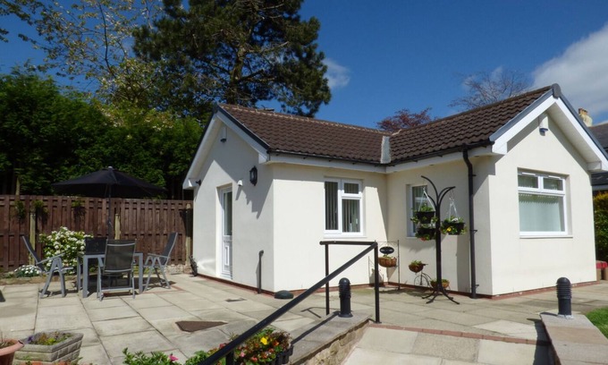Burnley Cottage | THE BUNGALOW, character holiday cottage, with a garden in Burnley