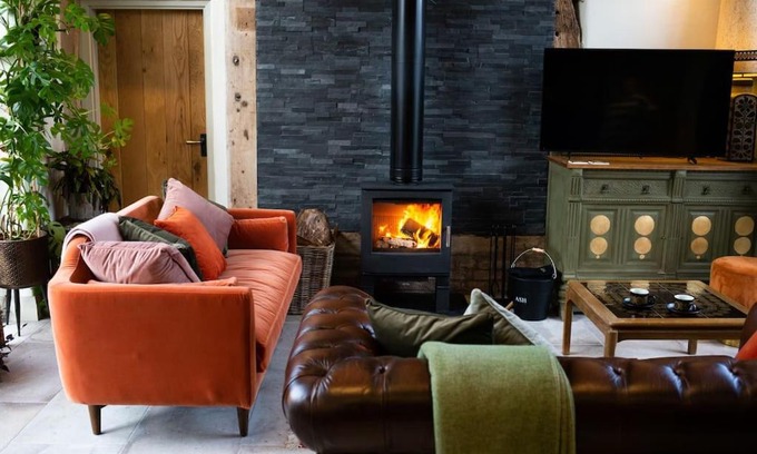 Bridgnorth Apartment | The Cart House - Beautiful Contemporary Barn - Hot Tub