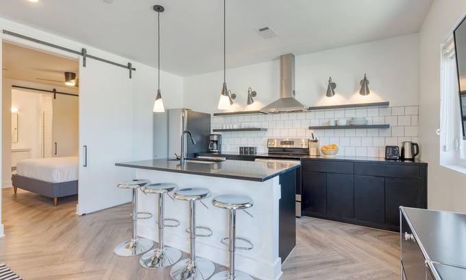 Historic Edgefield Apartment | The Carter 502 by Avantstay Mins to Downtown