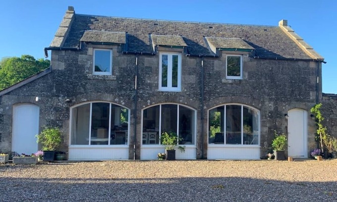 Cupar House | The Carthouse (Luxury 2 bed with private hot tub)