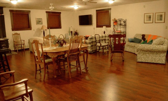 Winesburg House | The Chestnut Barn built in 1830 is nestled in the quaint Amish town of Winesburg