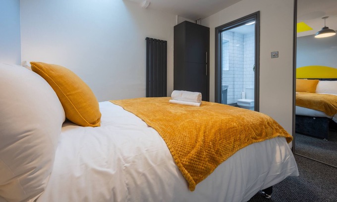 Cathays Apartment | The Coach House A by Tŷ SA