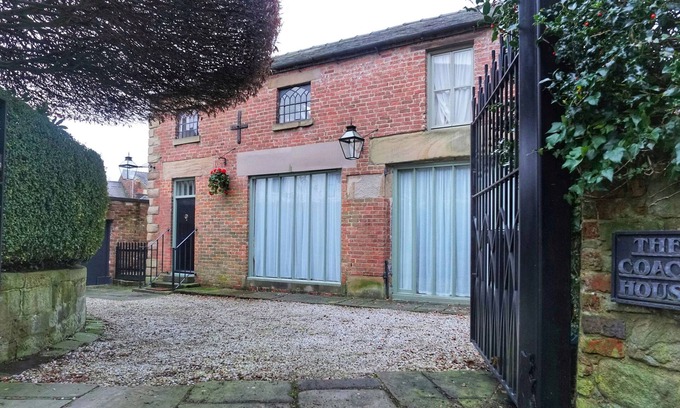 Wirksworth Cottage | THE COACH HOUSE, pet friendly, with a garden in Wirksworth