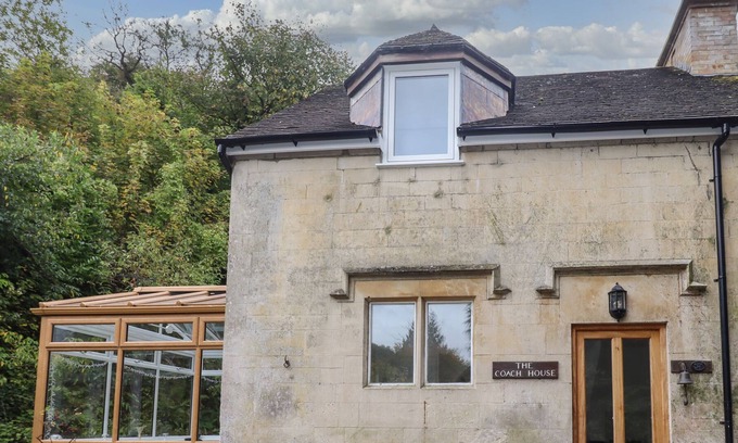 Brimpsfield Cottage | THE COACH HOUSE, pet friendly, with open fire in Brockworth