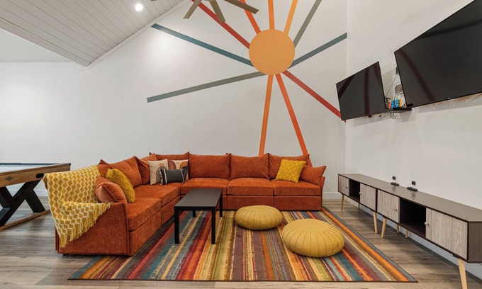 Hurricane House | The Compass Rose: Luxury home, Hot Tub, Pickleball