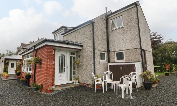 Llanfairpwllgwyngyll House | The Cottage at Ty Newydd