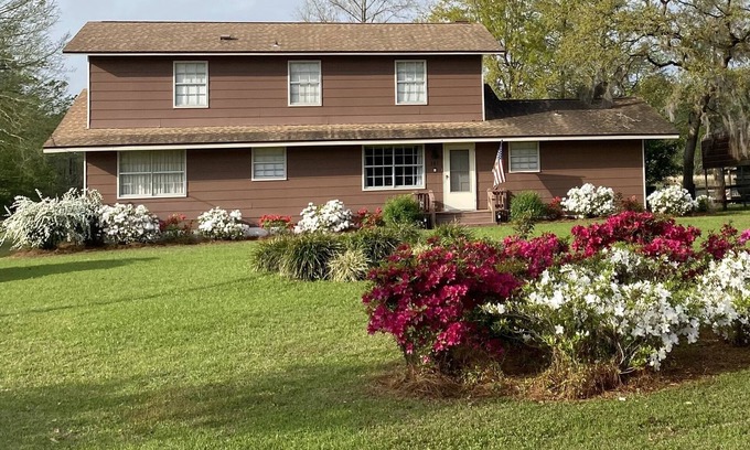 Mount Pleasant House | "The Cove" Large Family size waterfront Lake house.