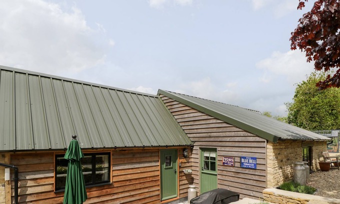 Frampton Mansell Cottage | THE COW SHED, pet friendly, with a garden in Frampton Mansell