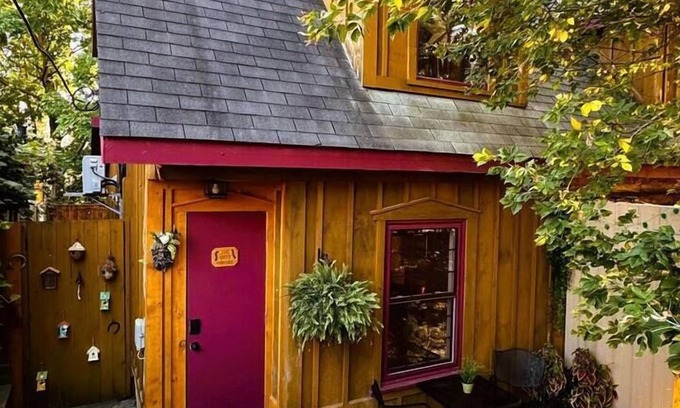 Elora Apartment | The Cozy Corner, Heritage Elora Log Cabin