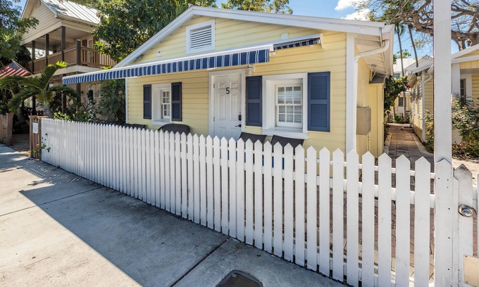 Old Town Cottage | The Dancing Rooster: 2 Blocks from Duval in Old Town.