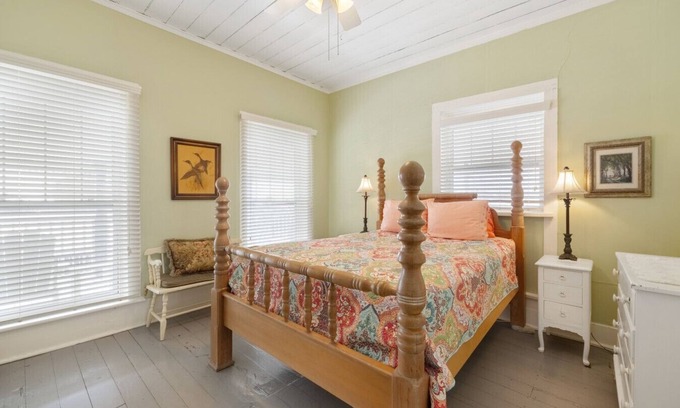 Cedar Key Hotel | The Downtown Historic Island Hotel