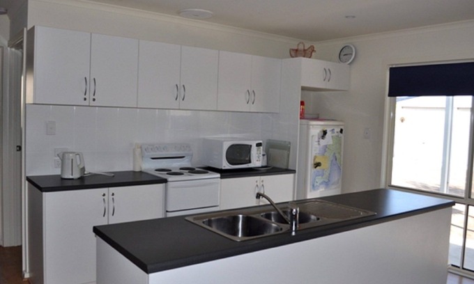 Minlacowie House | The Dwicke - Short walk to the beach. Off peak special!