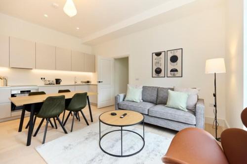 St. Dunstan's Apartment | The East London Mile Crib - Bright 2BDR Flat