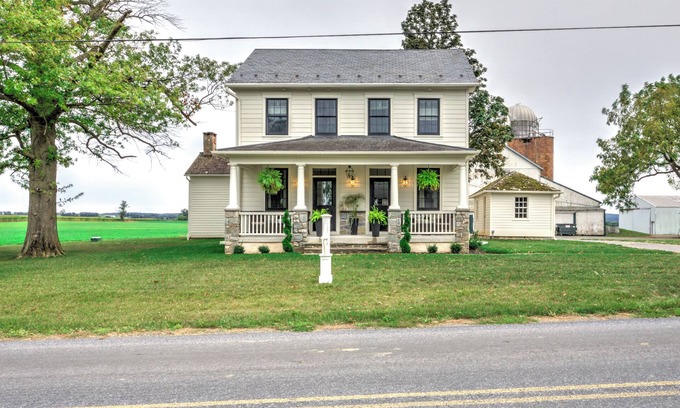 Gordonville House | The Eby Farm/Newly renovated, Modern, Peaceful 5 bedroom & 5 bath/Hot Tub