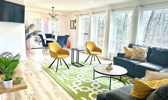 Cookeville House | The Eclectic Abode- by Downtown, I-40 & Lake. Nestled in the woods