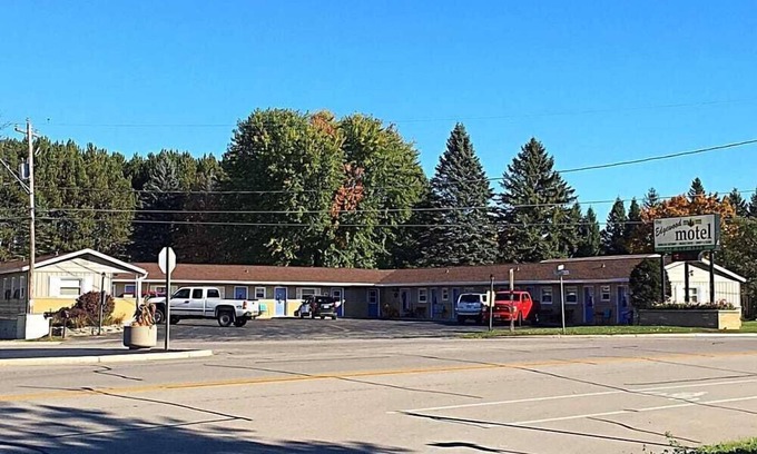 Marinette Hotel | The Edgewood Motel