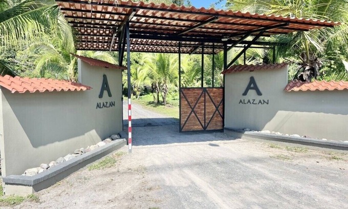 Playon House | The Emerald Haven Retreat‑style 1BR in Puntarenas – AC + Jungle Views