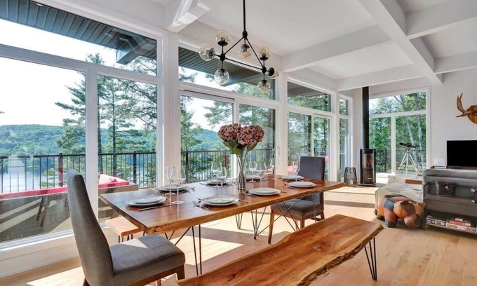 Val-des-Monts House | The Eyrie: Sweeping views waterfront sunlit escape