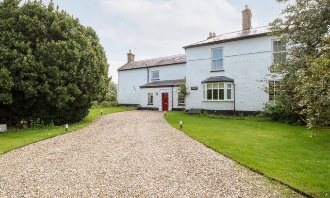 Felmingham House | THE FARMHOUSE, family friendly, with hot tub in North Walsham