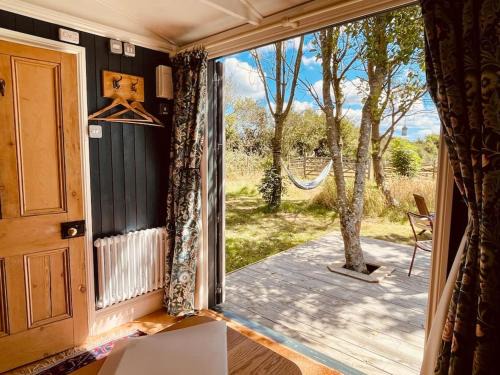 Helston Apartment | The Field Room - Hut on The Lizard
