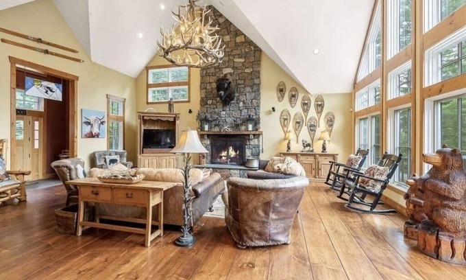 Winhall Cabin | The Fireside Lodge - Stratton View, Luxurious and Modern, Sleeps 16
