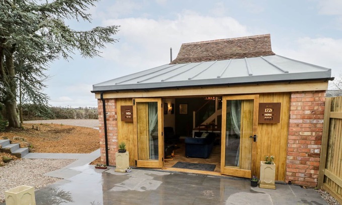 Shobdon Cottage | THE FOUNTAIN HOUSE, family friendly, with hot tub in Hartlebury