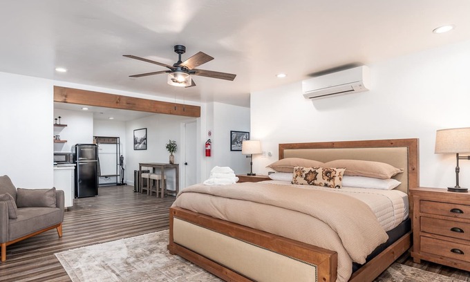 Oakhurst Hotel | The Four Daughters Inn