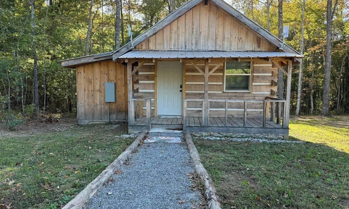 Lancing Cabin | “The Fox Den” WhittleSticks Cabin in Lancing
