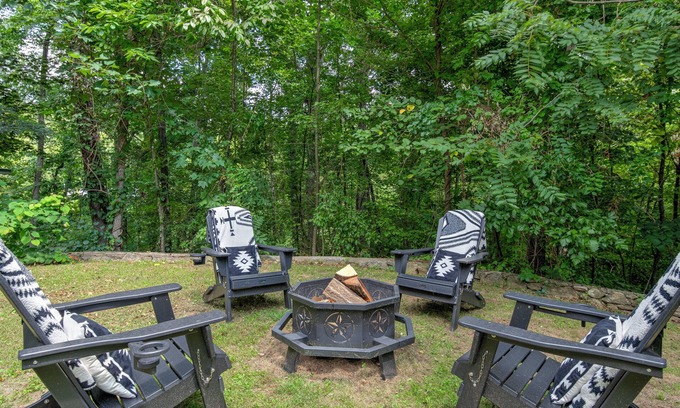 Waynesville Apartment | The Furry Lodge & Suites 13